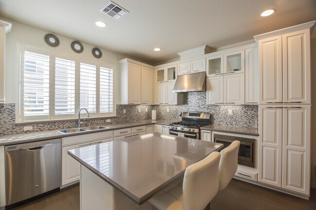 Kitch - 856 White Moonstone Loop