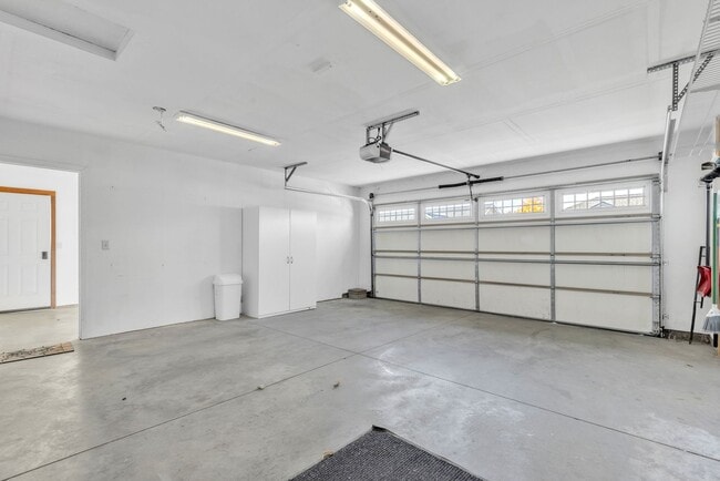 Building Photo - Spacious Single Level home with A/C & 3-ca...