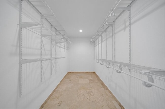 Building Photo - 4021 Bayview Dr
