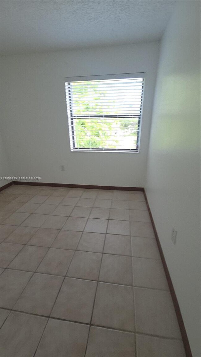 Building Photo - 9437 Fontainebleau Blvd