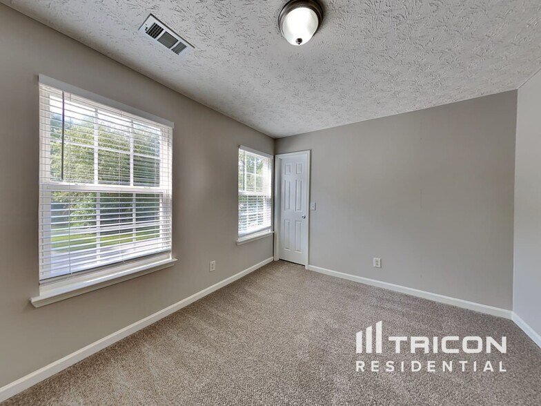 Building Photo - 13 Red Maple Way