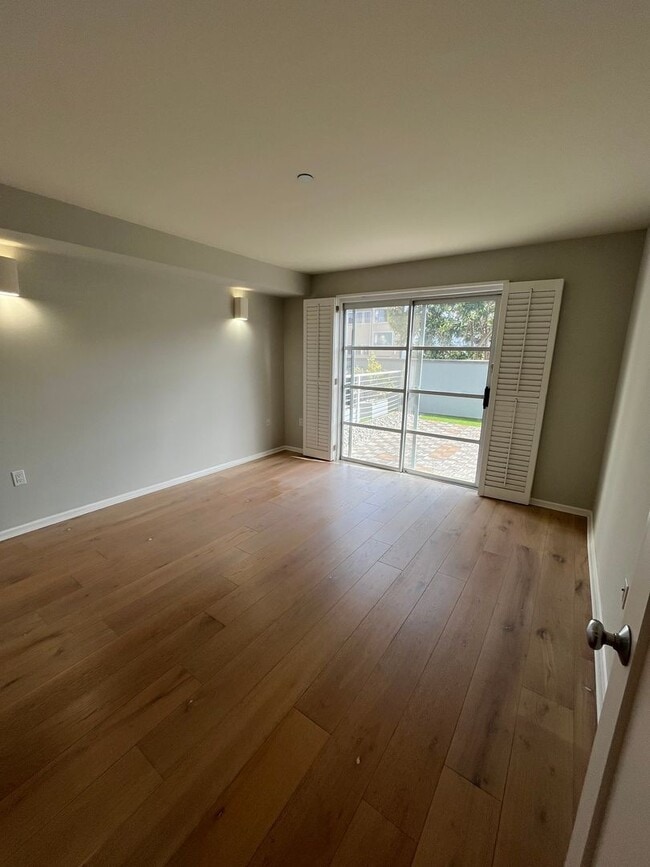 Building Photo - Beautiful 2BR/1BA with Large Private Patio, Parking & Shared Rooftop Deck in Marina