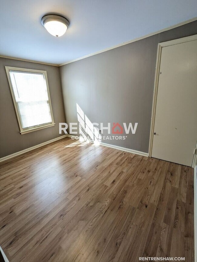 Building Photo - Convenient, 3/2 Home In East Memphis Now A...