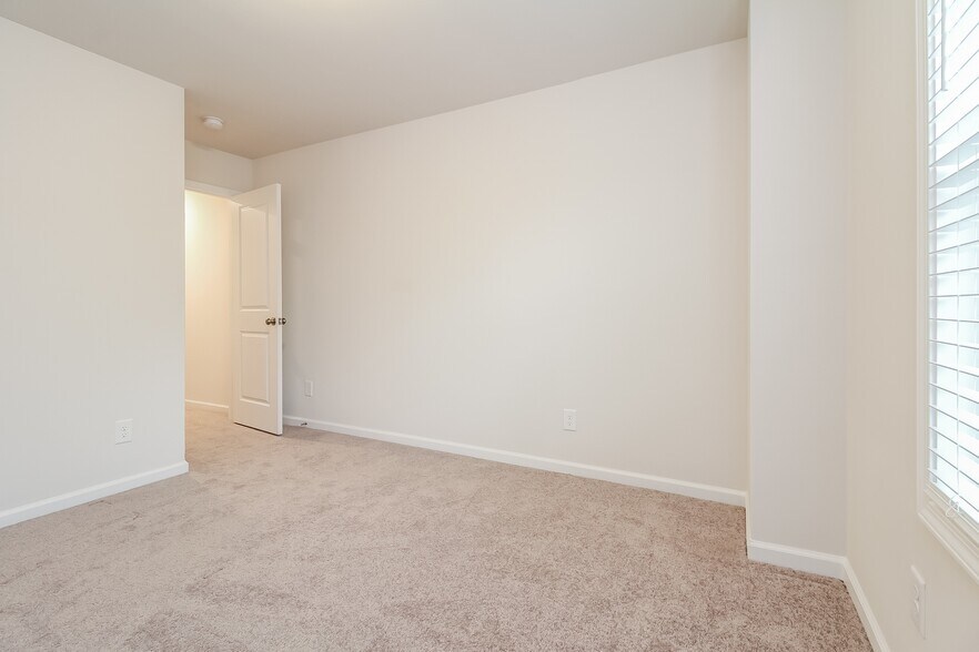 Building Photo - 1 Oak Rose Dr