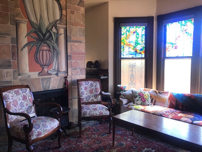 Living room - 633 20th St