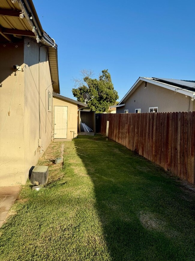Building Photo - Explore this attractive property in Bakersfield, featuring 3-bedroom and 1.75 -bathrooms - Availa...