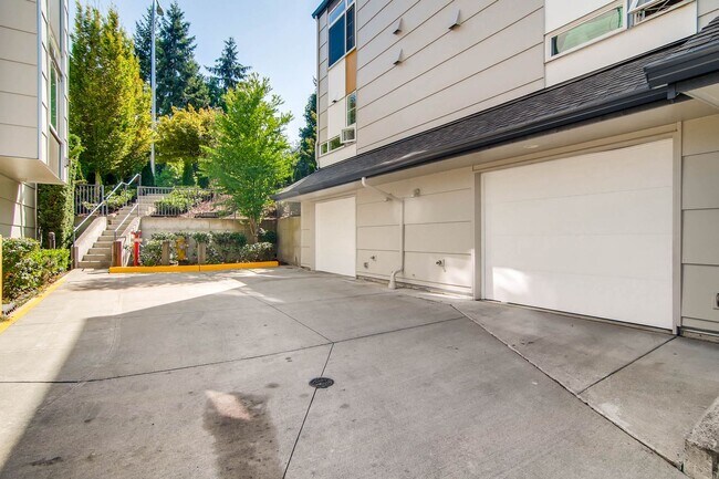 Building Photo - 2 Bedroom Loft Style Townhome Near Microsoft!
