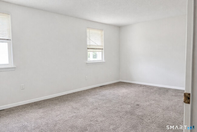 Building Photo - 16 E Gate Ln