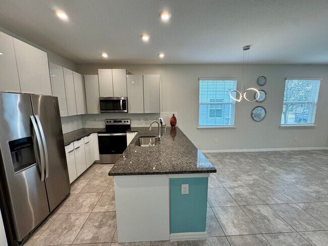 Building Photo - FOR RENT - Beautiful end unit townhouse in Clermont - Waterbrooke