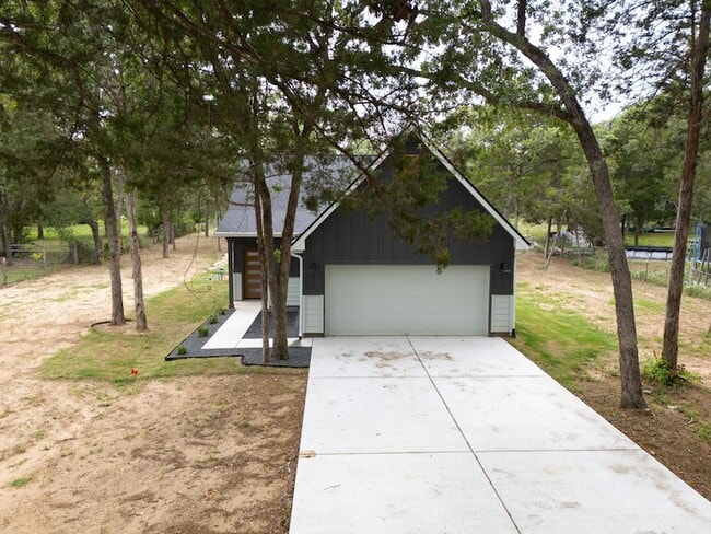 Building Photo - 240 Shadow Oak Dr