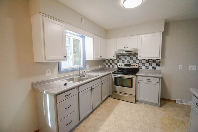 Building Photo - 3bed 2bath Available For Rent in Easy Access Area!