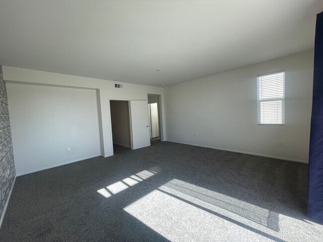 Building Photo - Spacious 4 Bedroom, 3.5 Bathroom Townhome