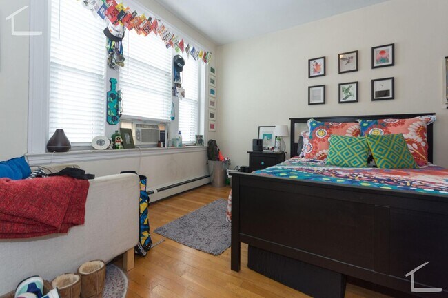 Building Photo - Avl 9/1 Huge renovated Coolidge Corner 4BR/3BA with AC!