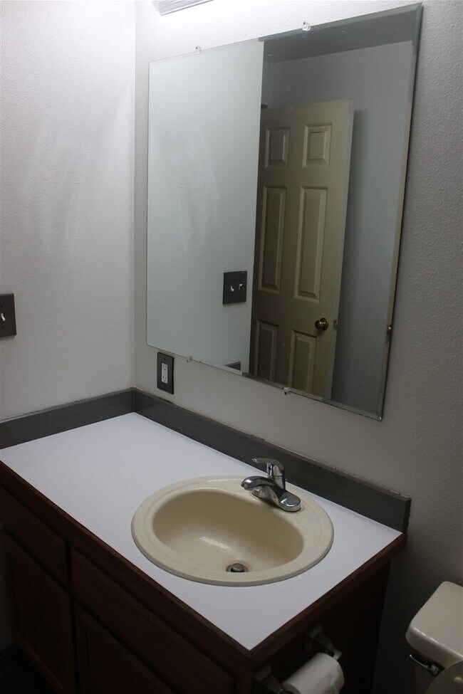 Building Photo - 3 Bedroom, 2 Bathroom House