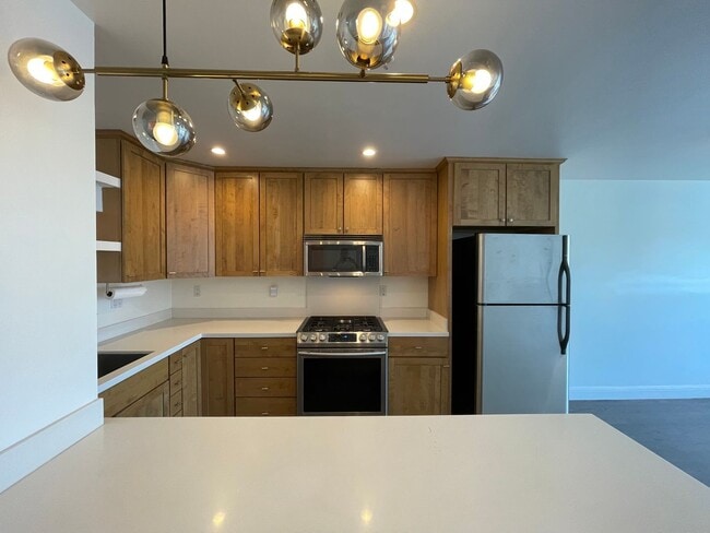 Building Photo - Outer Sunset 2BR Condo Across from Golden Gate Park | Bright Living, In Unit Laundry, & Parking S...