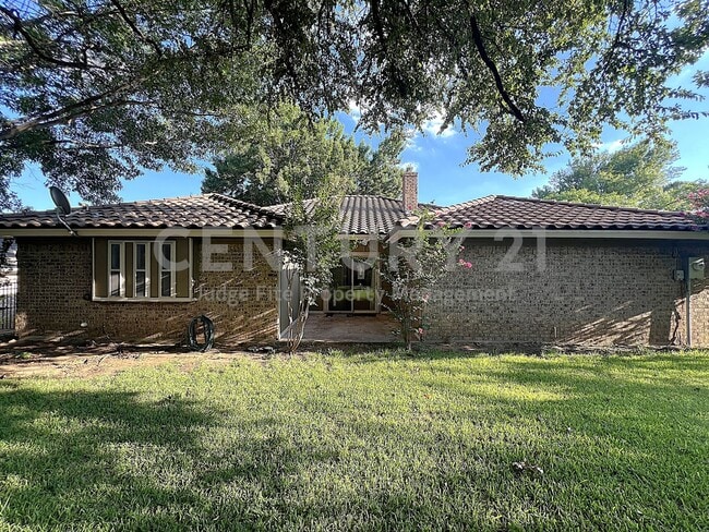 Building Photo - Spacious Single Story 3/2/2 Situated in Prime Bedford Location For Rent!