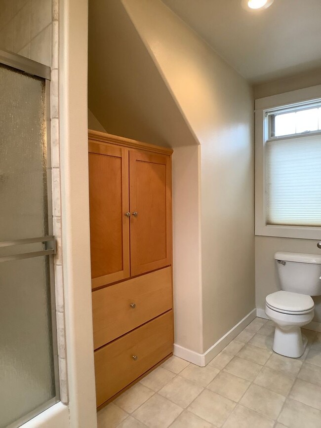 Building Photo - Three bed home with Den/Office in beautifu...