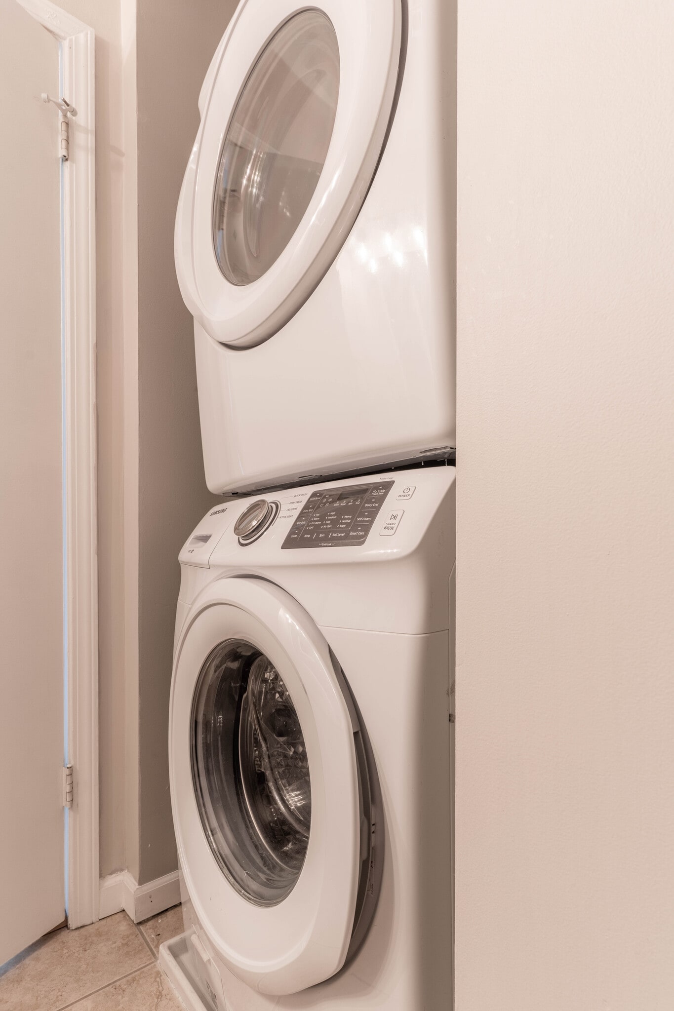 Building Photo - 5950 Oakwood Dr