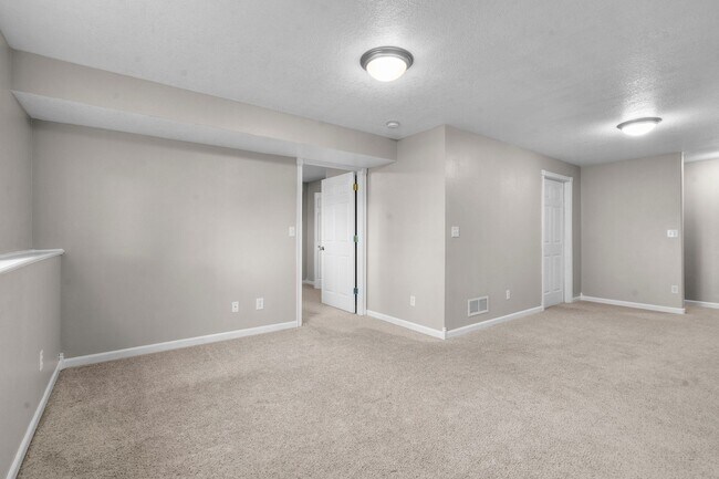 Building Photo - Beautiful End Unit Condo - 4 Bedrooms, Linn Mar Schools