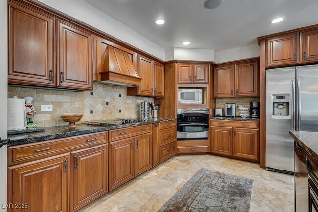 Building Photo - 840 Pinehurst Dr