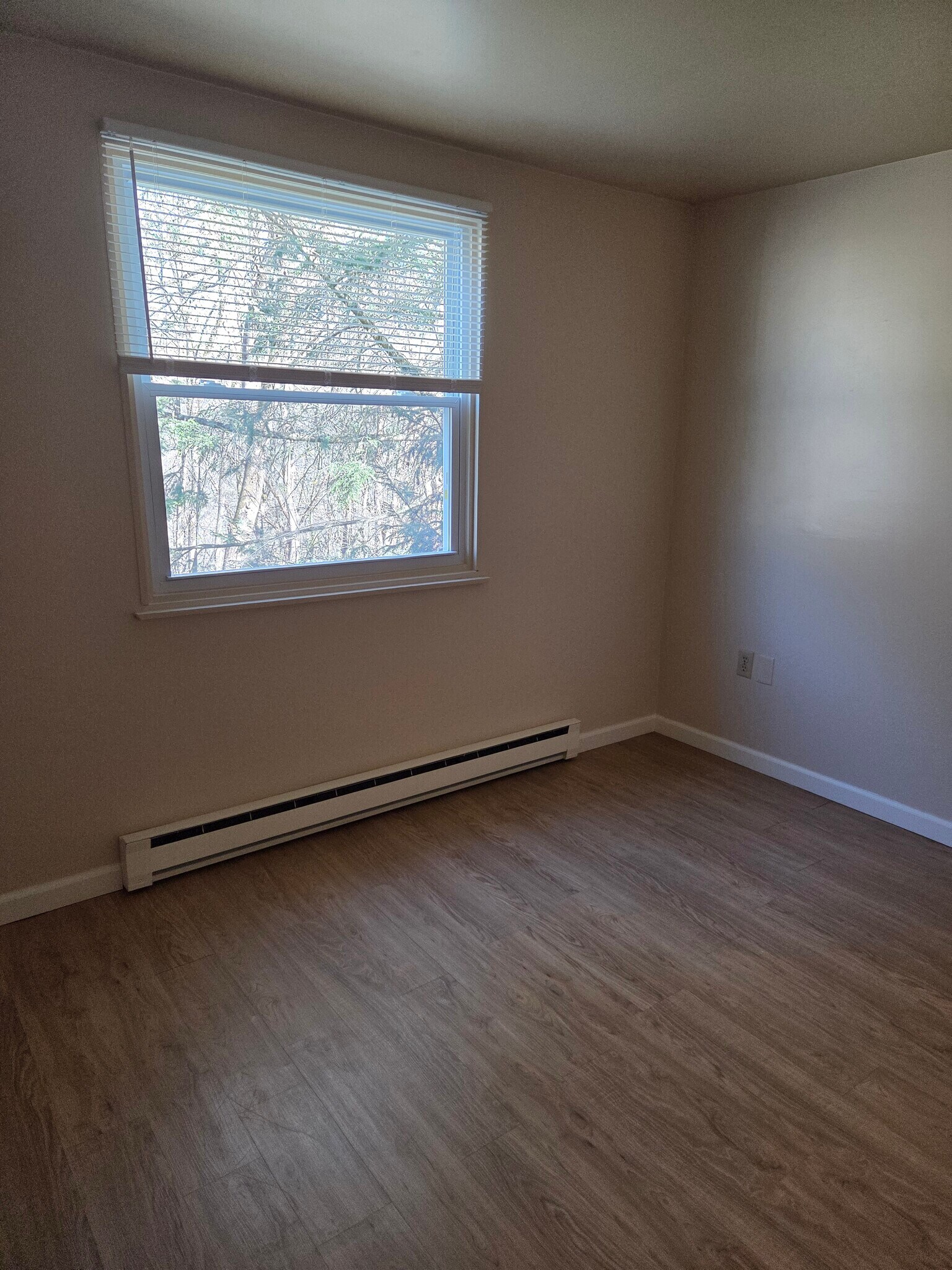 Building Photo - 496 Mercer Rd