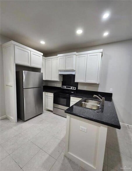 Building Photo - 1207 W Fig Ave