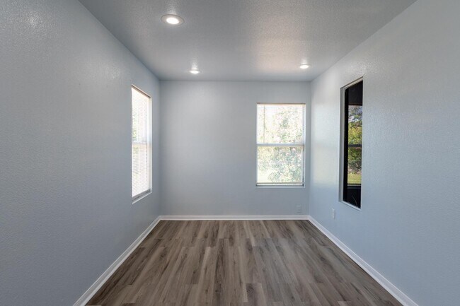 Building Photo - 2401 Haven Dr