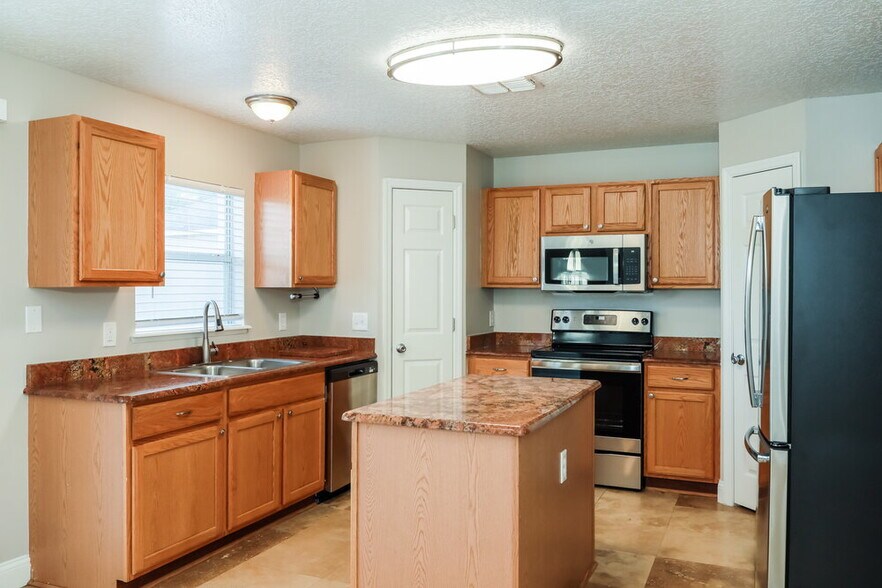 Building Photo - 4131 Half Moon Cir