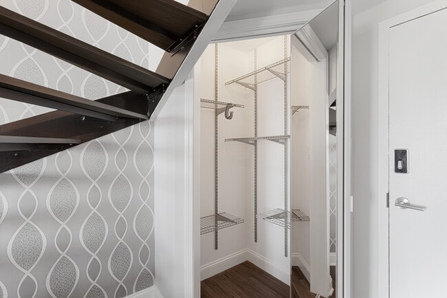 Building Photo - 6166 N Sheridan Rd