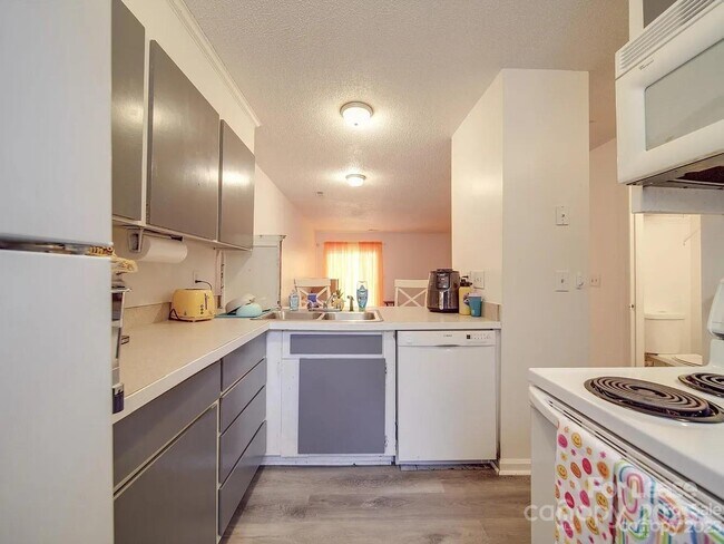 Building Photo - 4044 Briarhill Dr