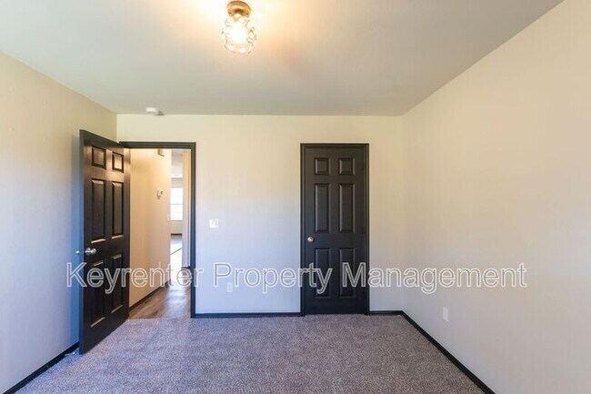 Building Photo - 1425 Sandstone Dr