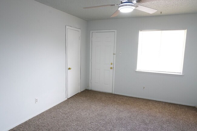 Building Photo - Beautiful Remodeled Duplex with 3 bed-1.5 bath in 79912