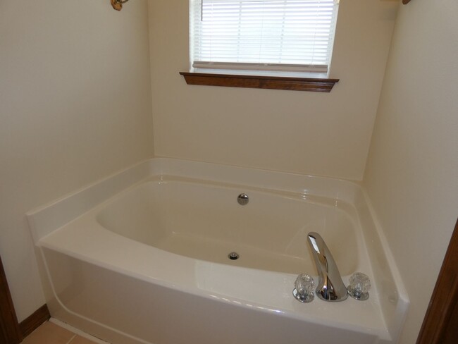 Building Photo - Custom Home On 1.78 Acre Lot