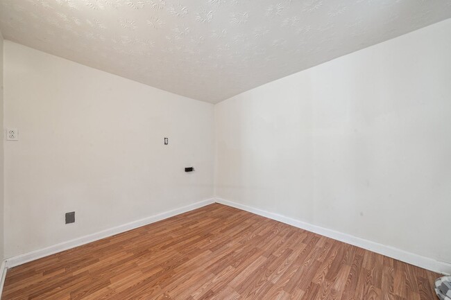 Building Photo - 3 Bedrooms 1 bath home for RENT!