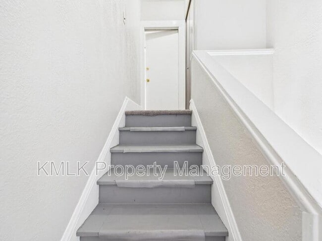Building Photo - 533 Gage St