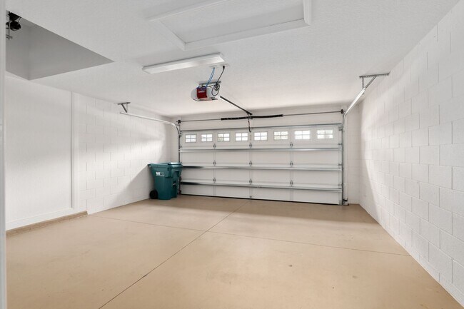 Building Photo - 10397 Silver Maple Ave