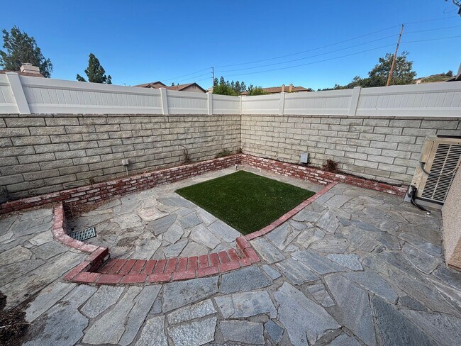 Building Photo - Charming 3-Bedroom Home in the Mountain View Court Community!