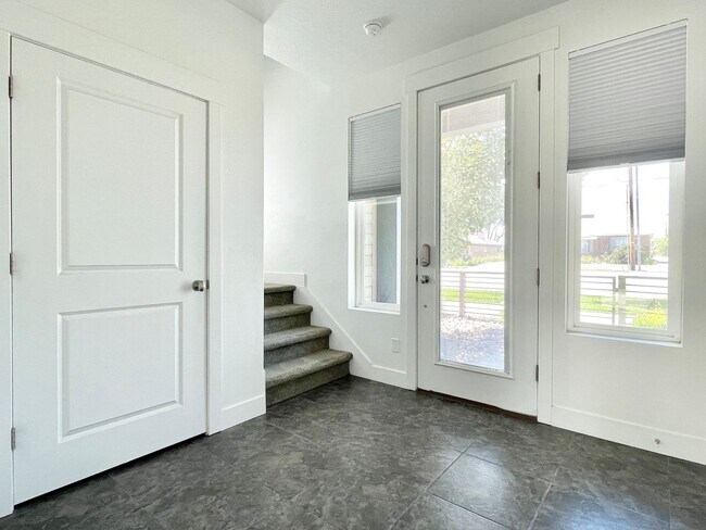 Building Photo - Gorgeous Townhome in South Jordan!