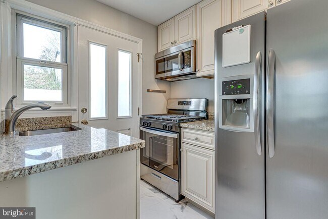 Building Photo - 2722 Jefferson Dr