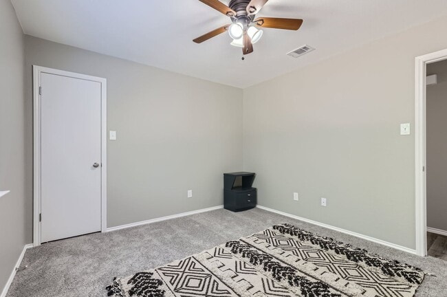 Building Photo - Charming 3/2/2 with Private Fenced Backyard!