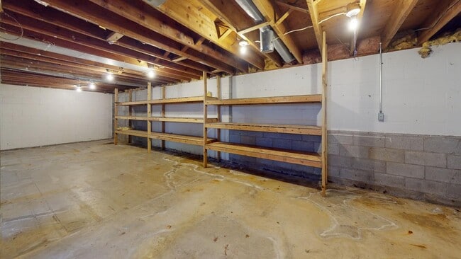 Building Photo - Spacious 2 Bedroom w/Basement & Vaulted Ceilings