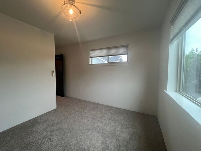 Building Photo - Contemporary 3/2.5 Talent home in Central Location | Available Now