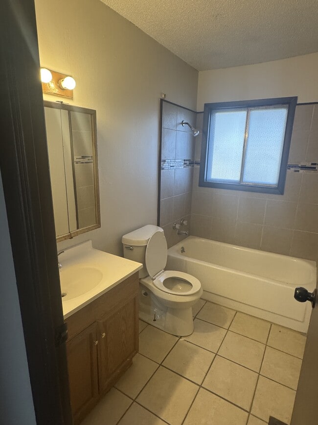 Building Photo - 3900 SE Fremont St