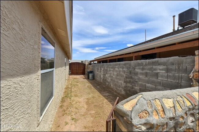 Building Photo - 683 Teichelkamp Dr