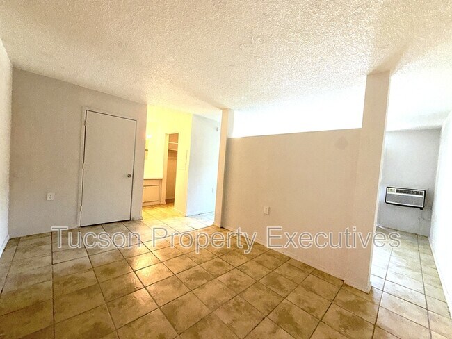 Building Photo - 3810 E Monte Vista Dr