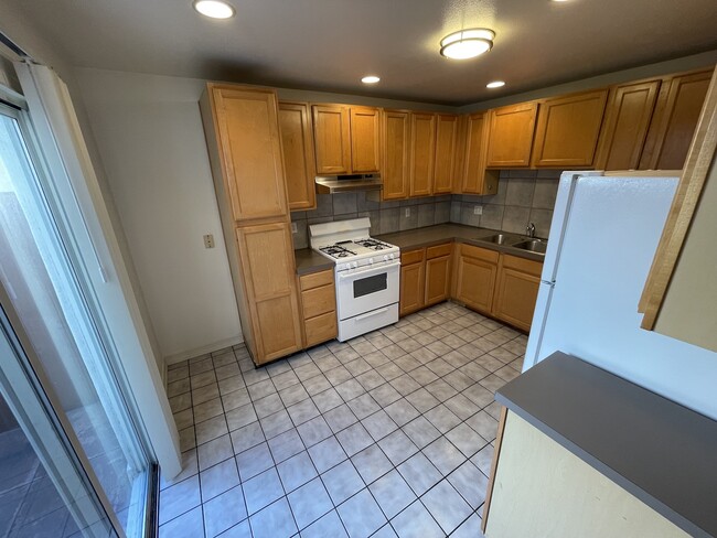 Building Photo - 454 Olive St