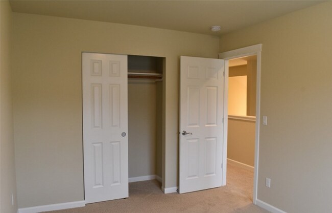 Building Photo - Main floor master suite! 4 bedroom luxury ...
