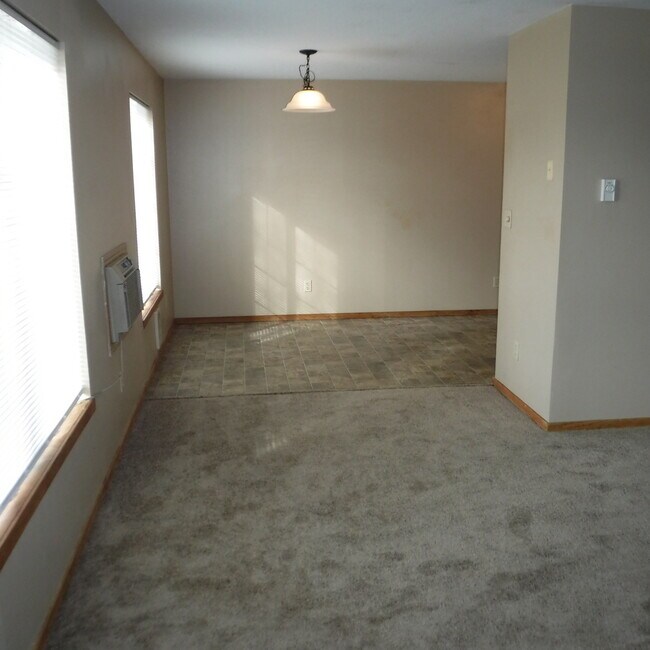 Building Photo - Ground Level 2 Bed/1 Bath in NW Redmond Fo...