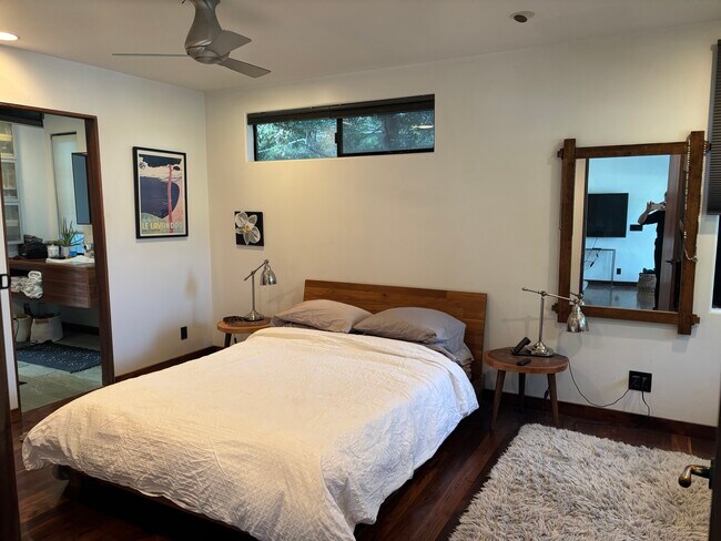 primary bedroom queen - 11818 Pacific Ave