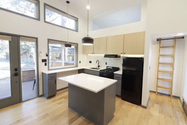 Building Photo - Unique Tiny Home in Hiatus neighborhood cl...